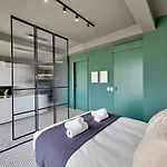 9Th Floor Modern, Elegant Stay In City Pool