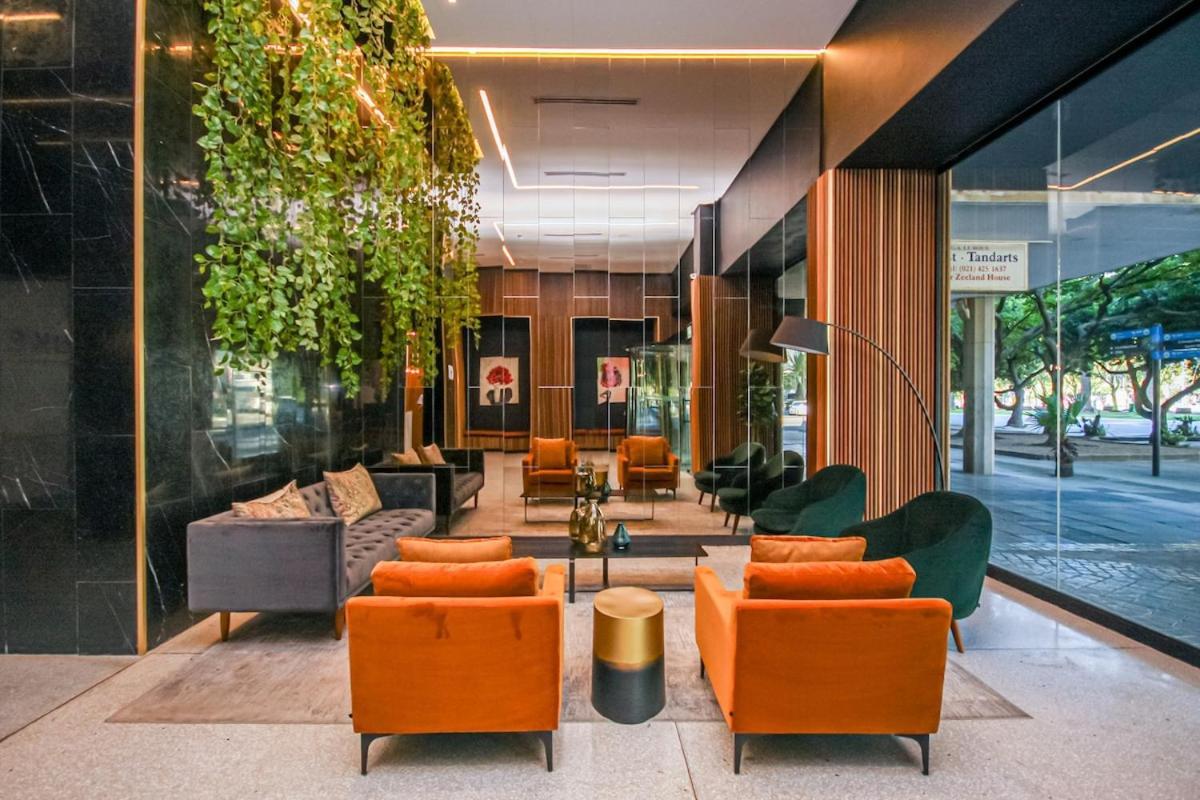 9th Floor Modern, Elegant In Pool