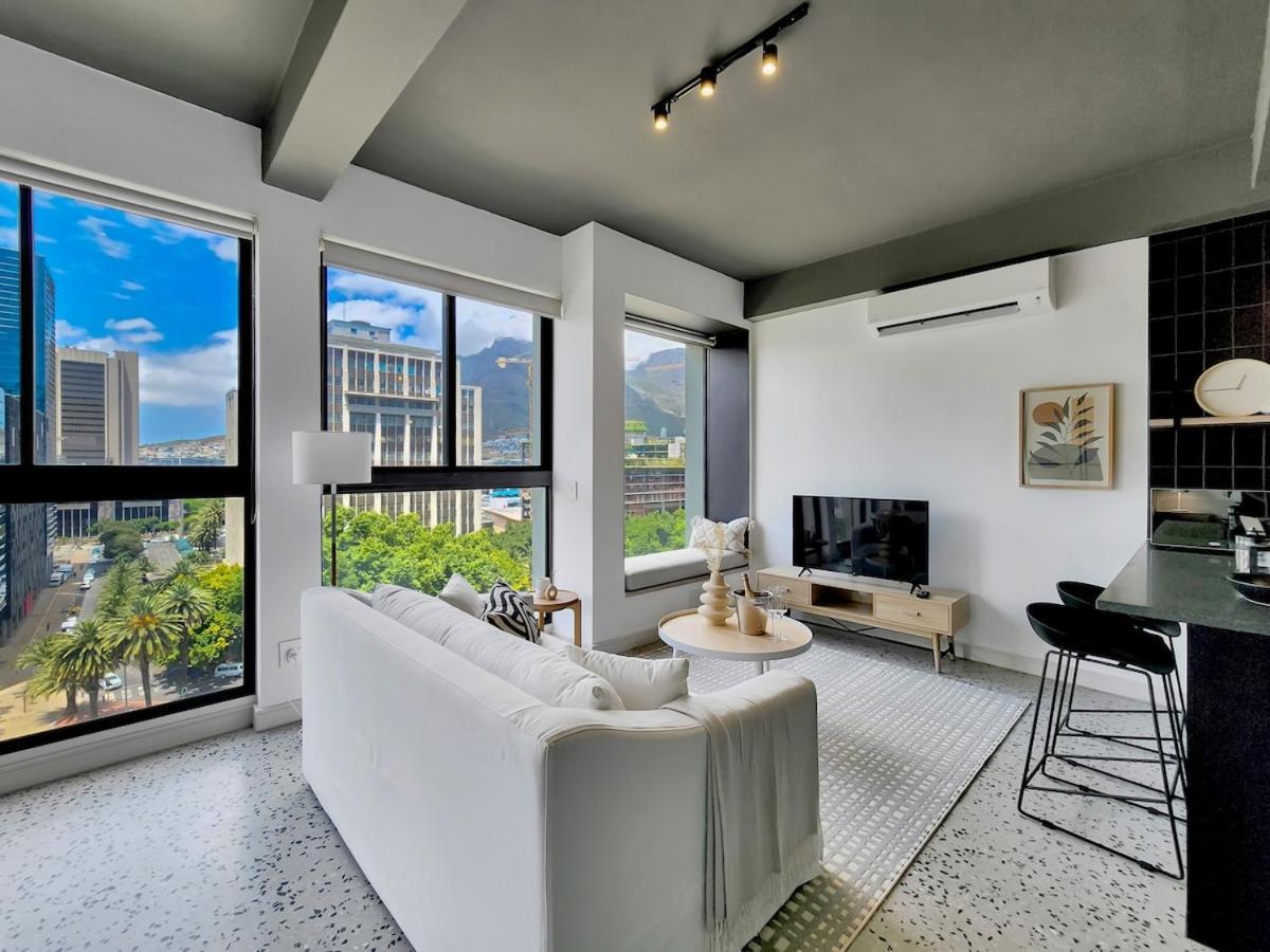 9th Floor Modern, Elegant In Pool Apartment
