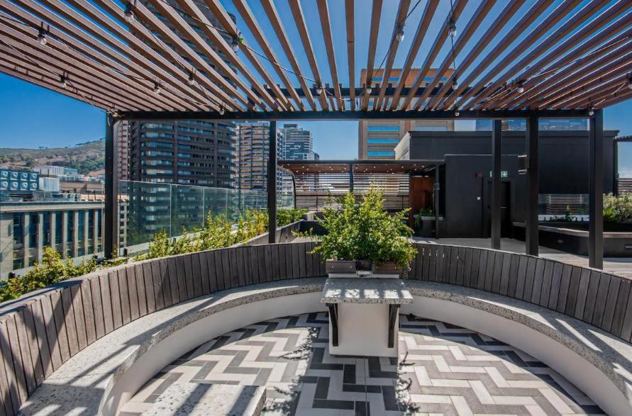 9th Floor Modern, Elegant In Pool Apartment Cape Town