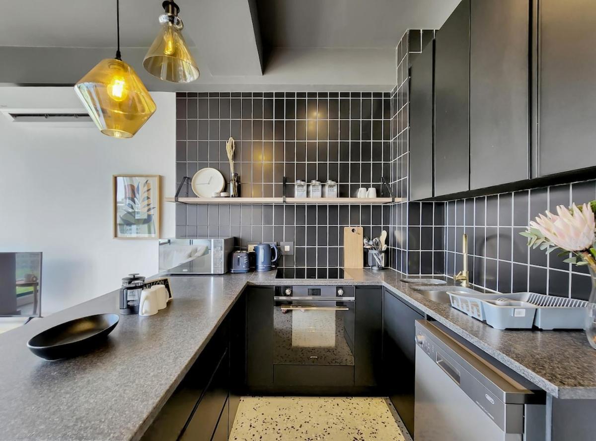 9th Floor Modern, Elegant In Pool Apartment