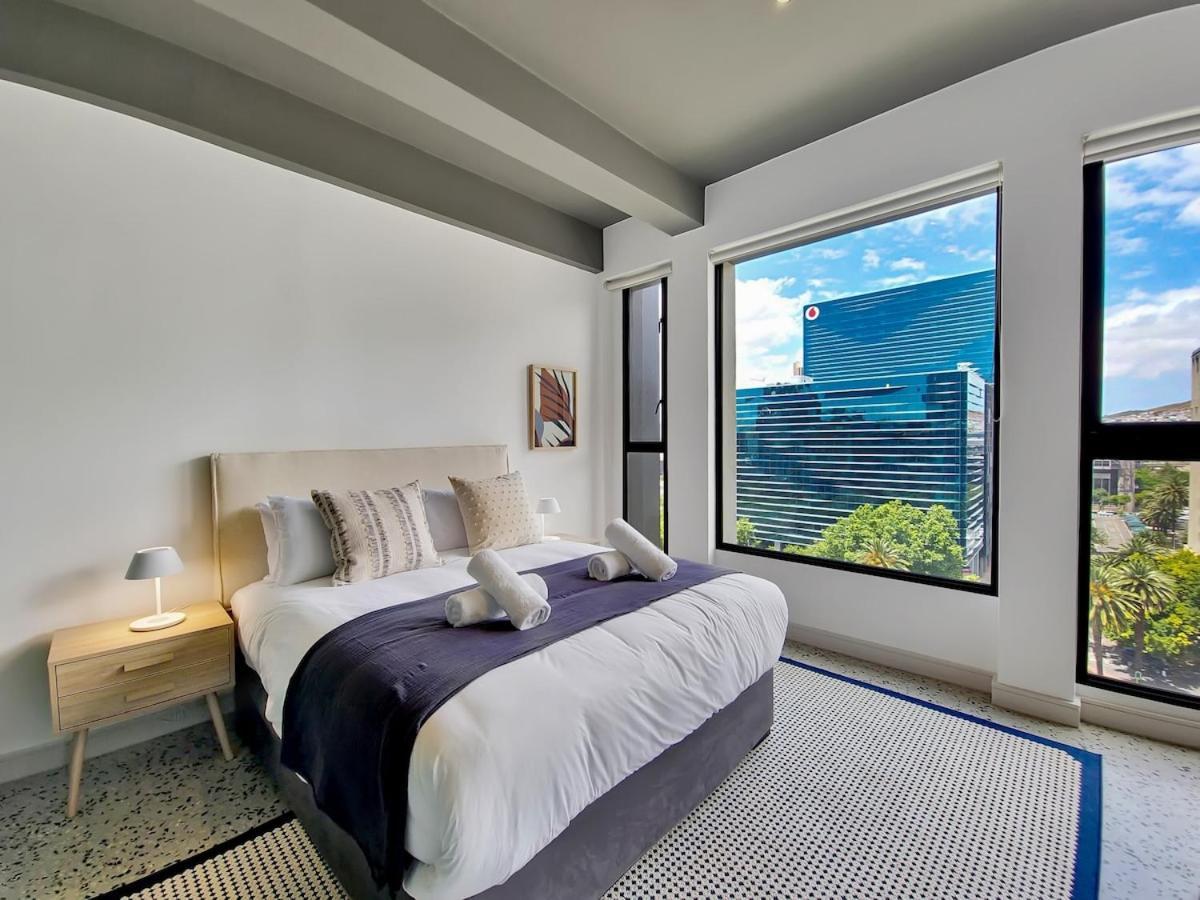 9th Floor Modern, Elegant In Pool Apartment *