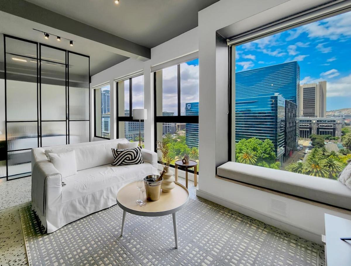 9th Floor Modern, Elegant In Pool